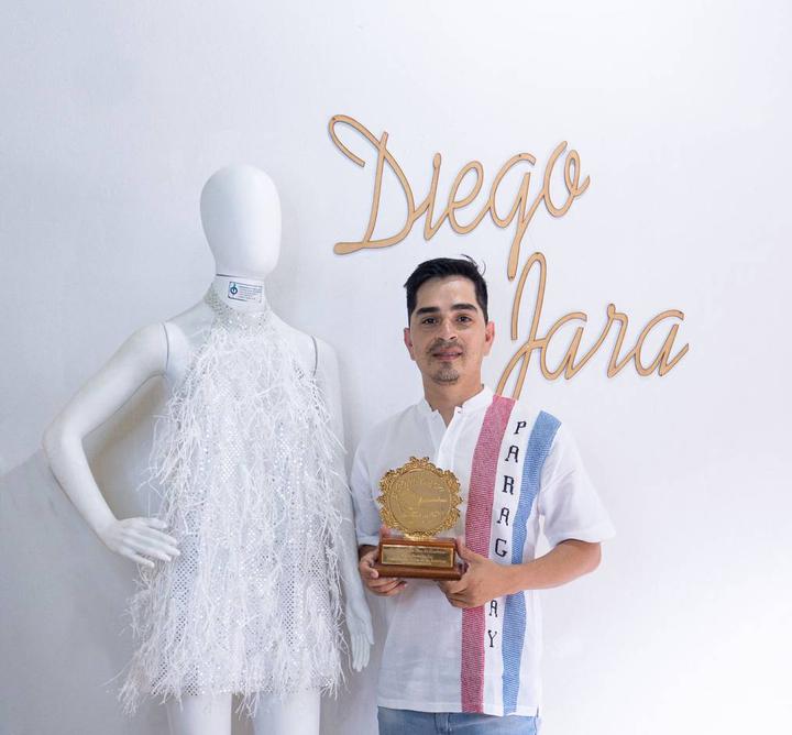 La Nación / ¡Orgullo nacional! Diseñador paraguayo se alzó con la “Aguja de Oro de las Américas”