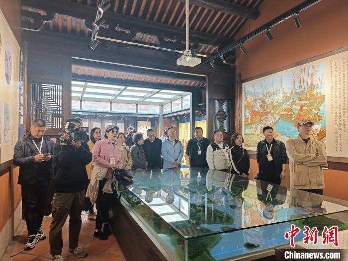 海外华文媒体代表参访月港海丝馆。廖珍妹 摄