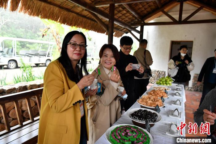 海外华文媒体代表品尝印尼美食。吕明 摄