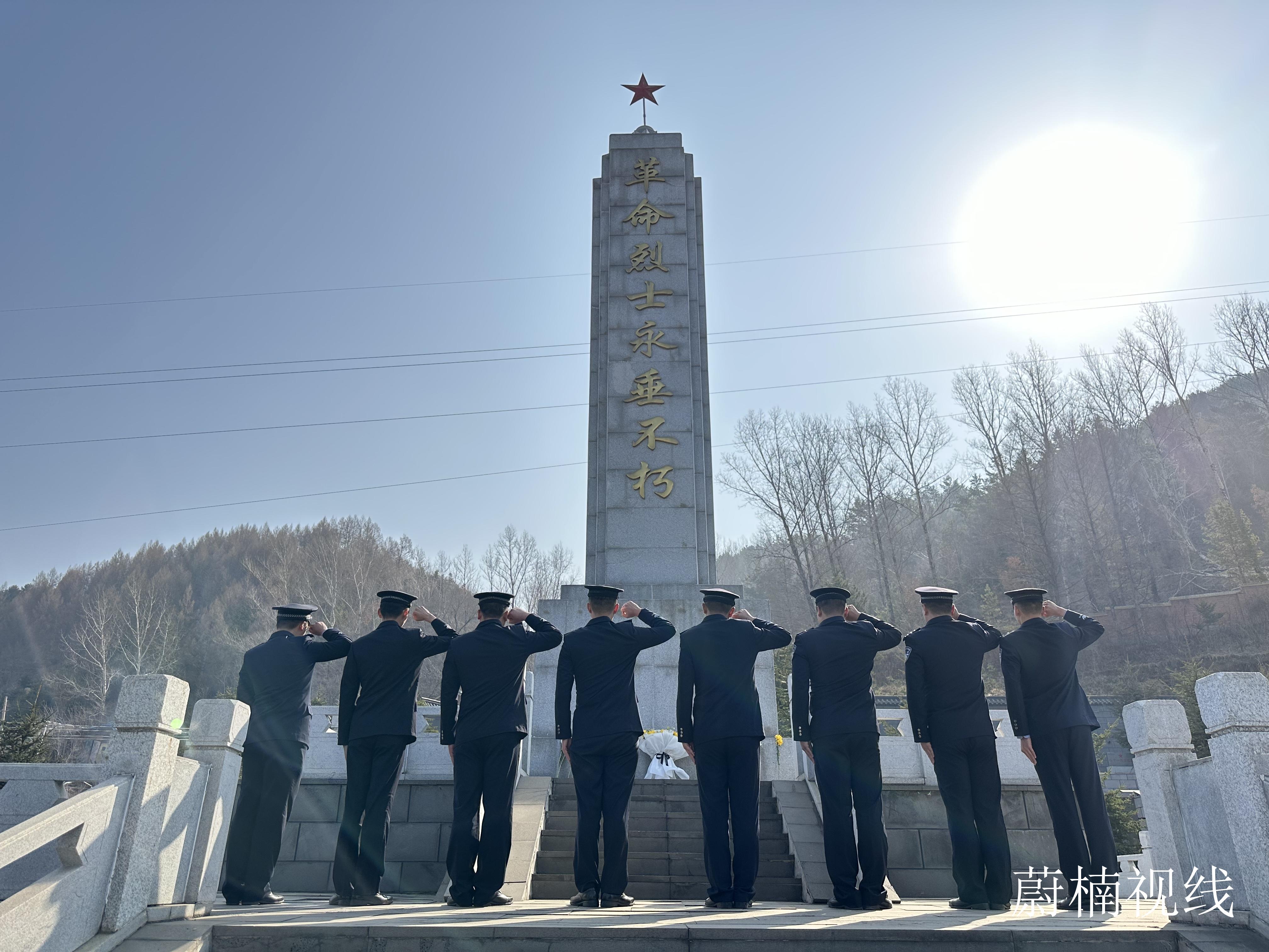 漫江边境检查站组织民警开展“清明祭英烈·初心永不忘”主题祭奠活动