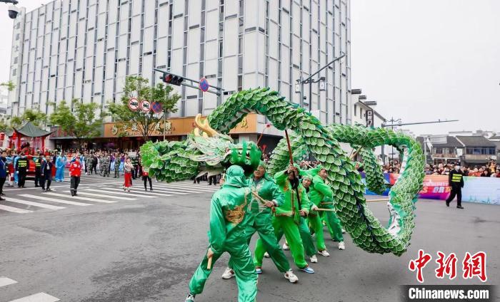 对于新市人来说,蚕花庙会早已成为一种念想,一份乡愁,每年都盼着轧