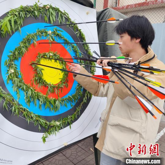 百廿学府山西大学学子“清明射柳” 弘扬中华传统射艺文化