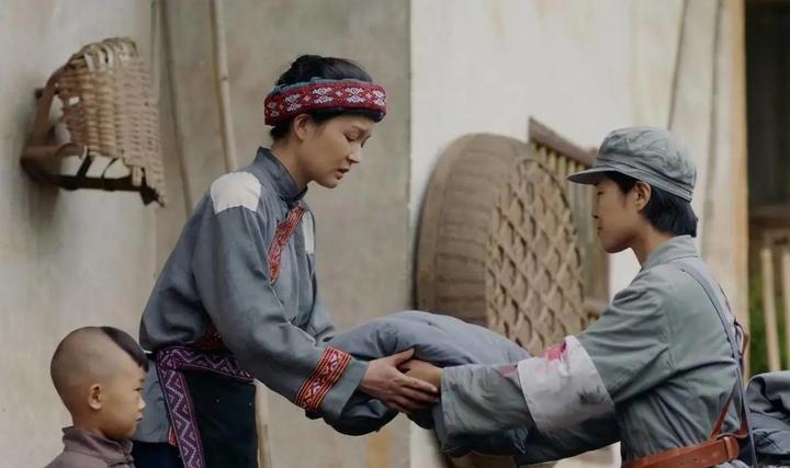 传承红色文化新疆工程学院组织师生观看电影半条被子与主演李凤鸣老师