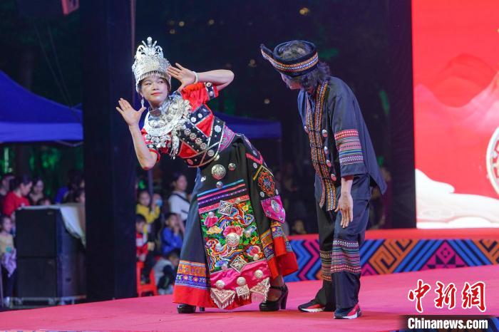 广西大化上演民族服装秀 民众共庆"壮族三月三"_委内瑞拉_新闻_华人