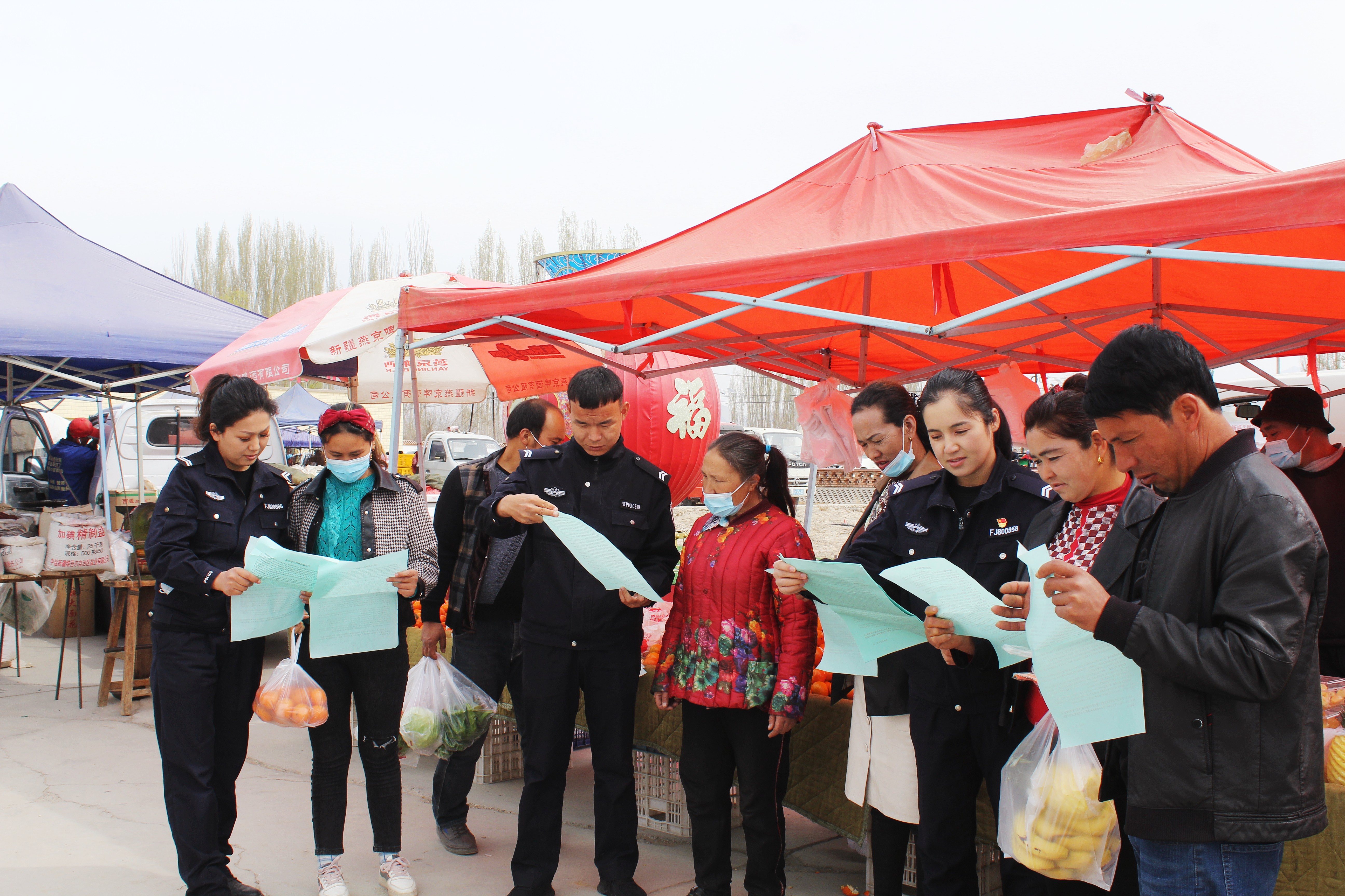 新疆和硕县公安局：“走上街头 走进集市 深入群众”开展宪法宣传活动
