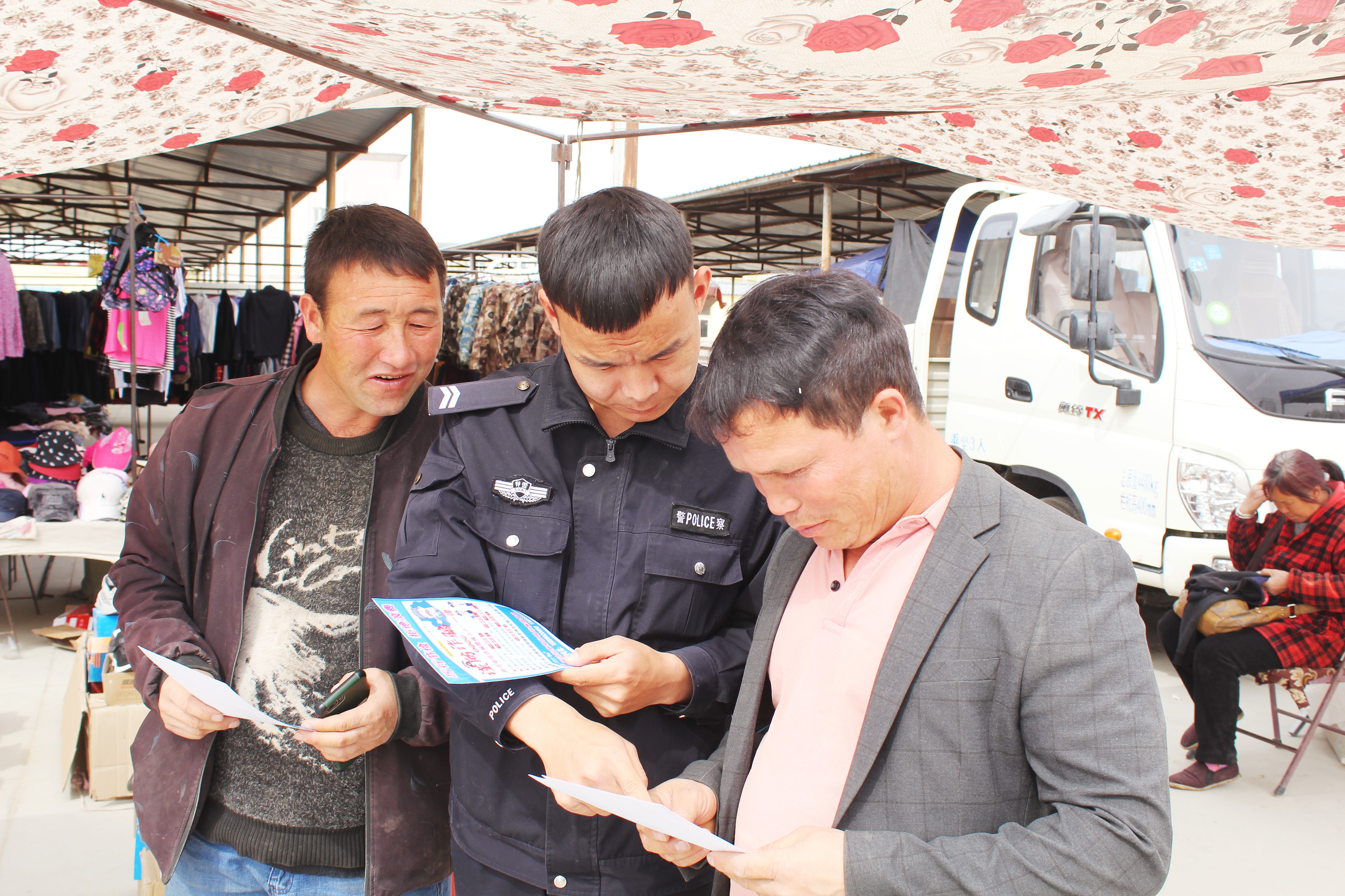 新疆和硕县公安局：“走上街头 走进集市 深入群众”开展宪法宣传活动