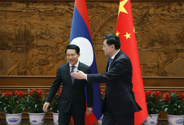 秦刚同老挝副总理兼外长沙伦赛会谈_全球_新闻_华人头条