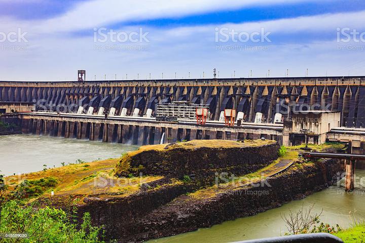 Foto de Barragem De Itaipu Brasil E Paraguai Trecho Da Barragem Maciça Localizada Entre Os Dois Países Vista Das Tubulações Penstock e mais fotos de stock de Usina de Itaipu - iStock