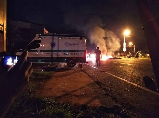 Manifestantes obstaculizaron el paso a ambulancias, las retuvieron ilegalmente, atacaron las unidades y agredieron al personal de las unidades. Foto: Ministerio de Salud