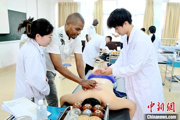 非洲青年对中国传统康复技术兴趣浓厚，在专业老师指导下进行演示，并化身“体验者”亲身感受。张金川 摄