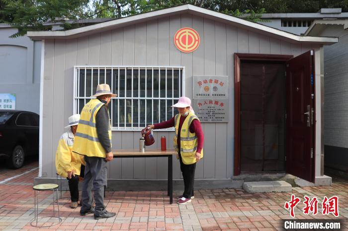 邢台市任泽区环卫工人在劳动驿站休息,取水.安东起 摄