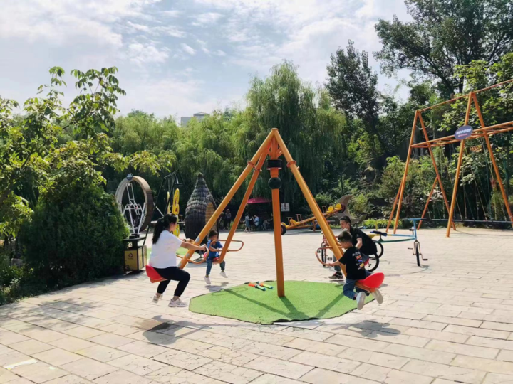 梓橦山景区分为三大园区:一是亲子无动力乐园区,包含迷你摩天轮,快乐