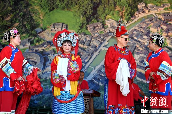 代表团成员欣赏《娶亲抛绣球》表演并参与演出，体验中国传统文化。张金川 摄
