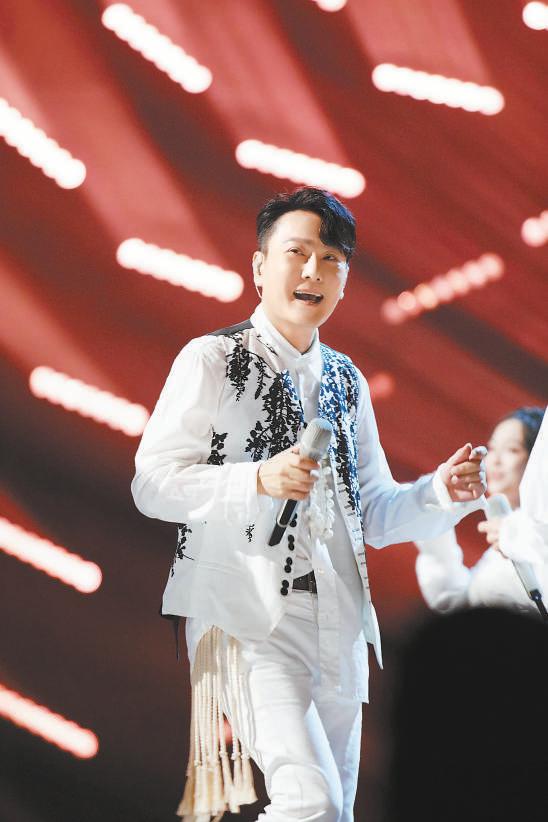 张信哲率队演唱《稻香》感动观众 "情歌王子"不单会唱情歌_菲律宾