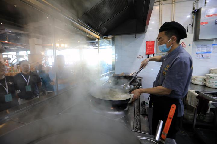 海外华媒品鉴四川美食：爱上简阳羊肉汤