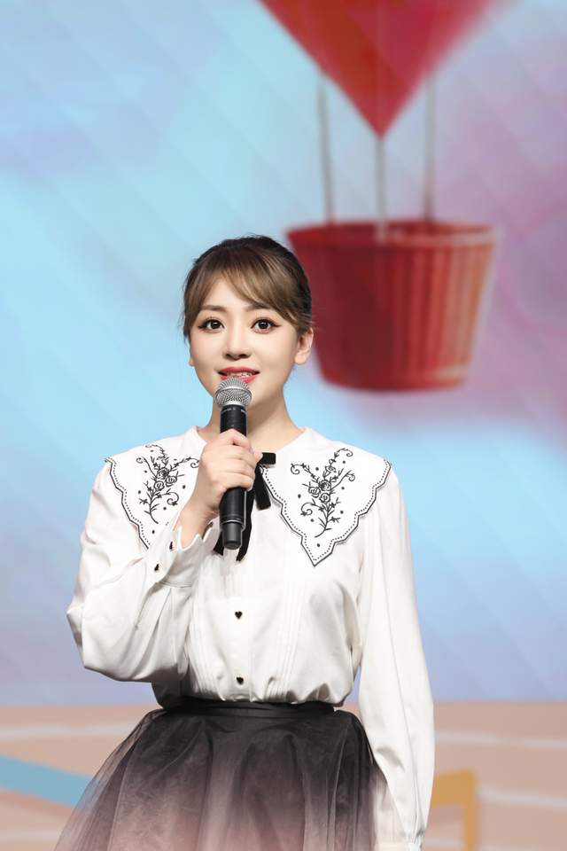 从经典儿歌穿"乐"童年,歌手寇丹带你回到纯真年代_中国台湾_新闻_华人