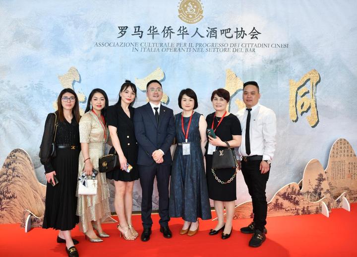 大同世界 大爱无疆--周忠策先生连任罗马华侨华人酒吧协会会长_新加坡_新闻_华人头条