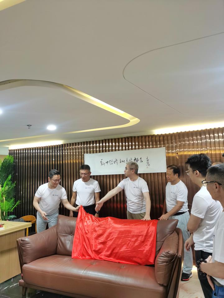 10点58分,吴伟执行会长宣布新中经济文化协会深圳交流中心启动举行