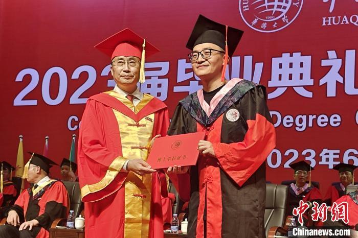 毕业典礼现场，华侨大学毕业生们依次接受师长拨穗和颁发学位证书。吴冠标 摄