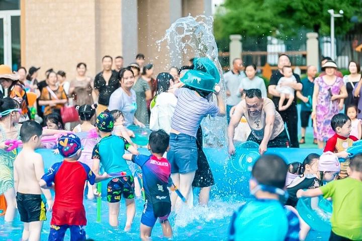 四川岳池：东城明珠幼儿园开展水上狂欢