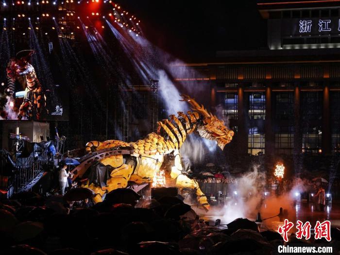 "龙马精神"装置在广场上被"唤醒".拱墅区委宣传部供图