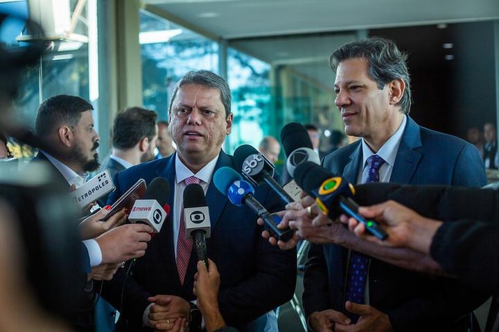 Tarcísio de Freitas e Fernando Haddad após reunião no Ministério da Fazenda, nesta quarta-feira (5). — Foto: Diogo Zacarias/Ministério da Fazenda