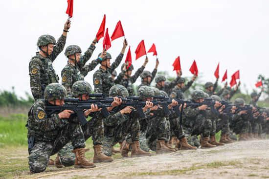 武警上海总队机动某支队:淬火成钢 野外驻训战味浓_瑞士_新闻_华人