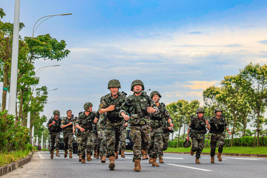 武警武装五公里图片