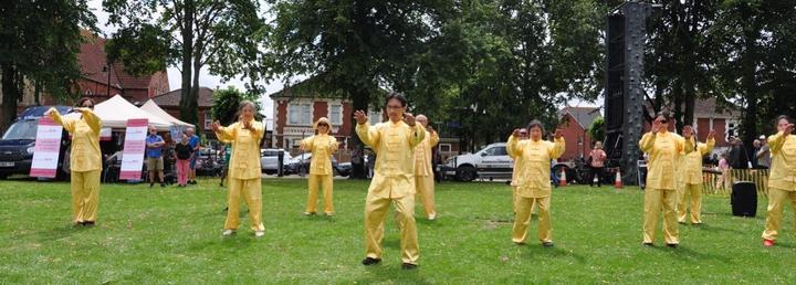 A group of people in yellow uniforms standing in a field

Description automatically generated