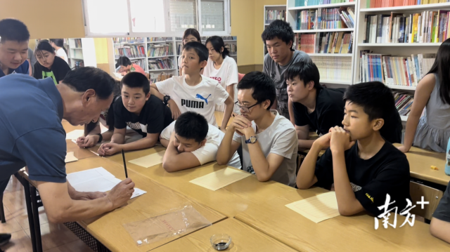 書法教師國政華正在給孩子們示范如何寫僑批。