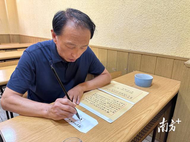 老師國政華在示范如何寫僑批。