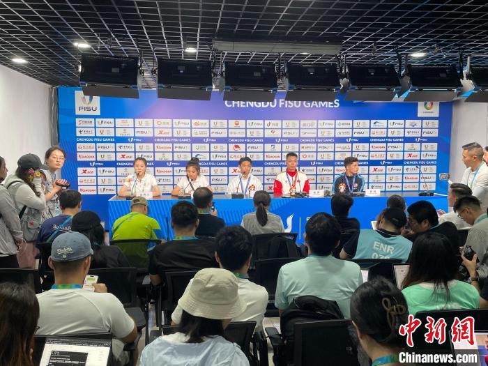 (Z世代“走”大运)刘子龙“以武会友” 为中国香港代表团摘得首枚奖牌_全球_新闻_华人头条