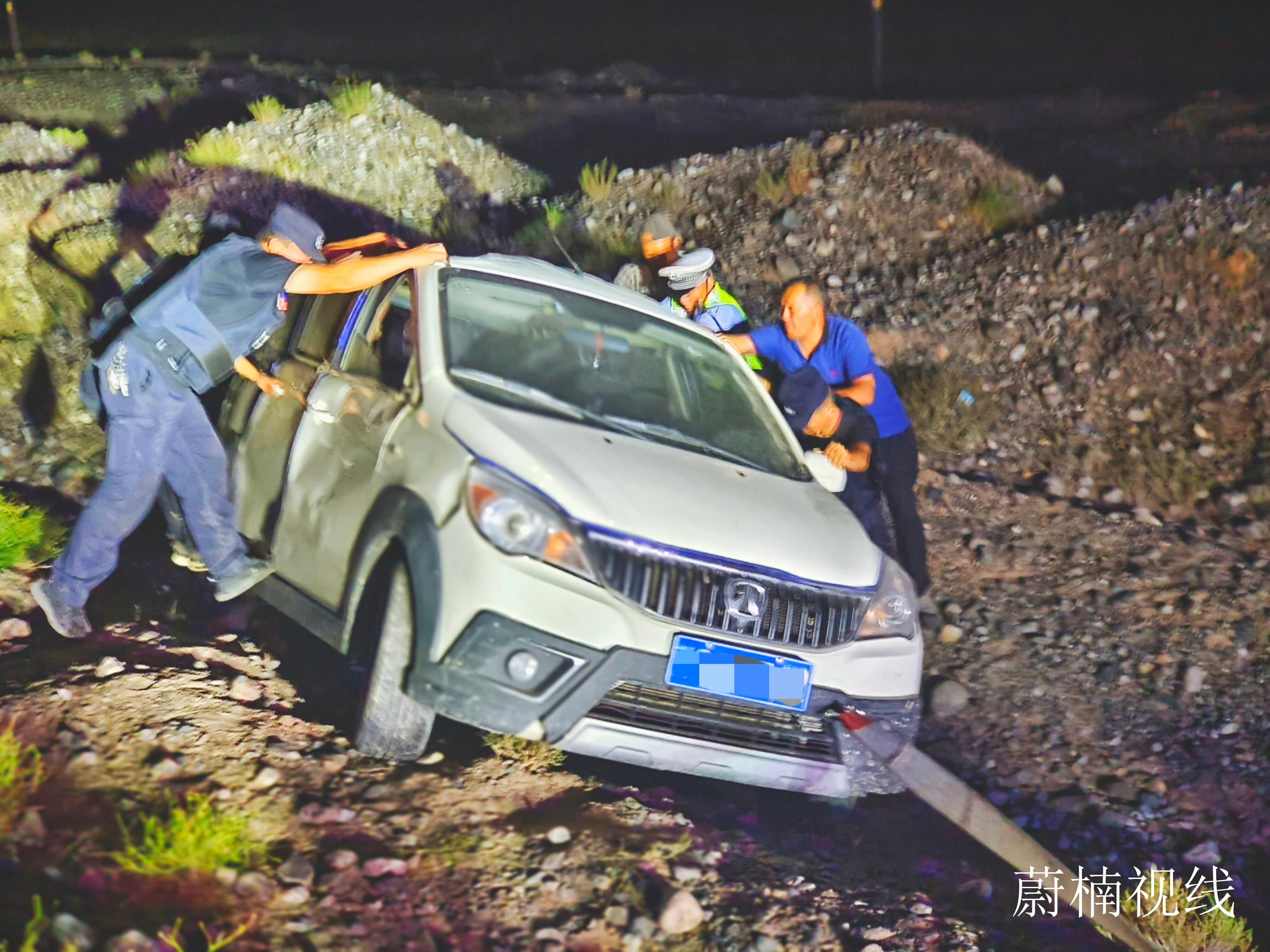 新疆克州：车辆深陷泥坑 民警紧急施救
