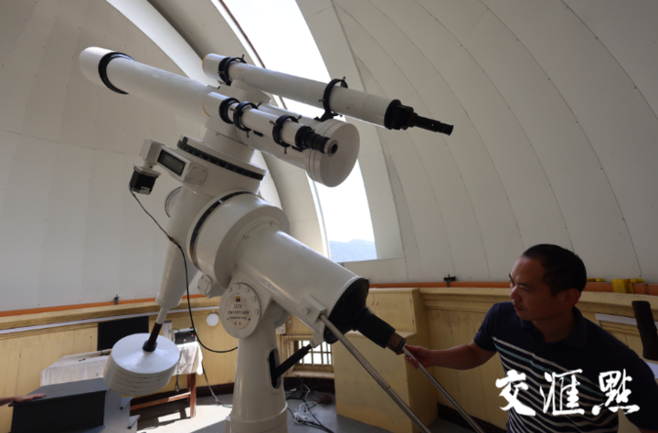 工作人员在操作天文望远镜