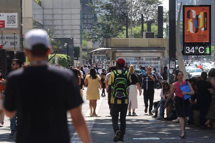 - Pedestres enfrentam dia de sol e calor na Avenida Paulista, região central de São Paulo, nesta terça-feira, 19 de setembro de 2023. A semana na cidade de São Paulo promete ser de calor intenso, com temperaturas acima dos 32°C, segundo dados do Instituto Nacional de Meteorologia (Inmet). — Foto: FÁBIO VIEIRA/FOTORUA/ESTADÃO CONTEÚDO