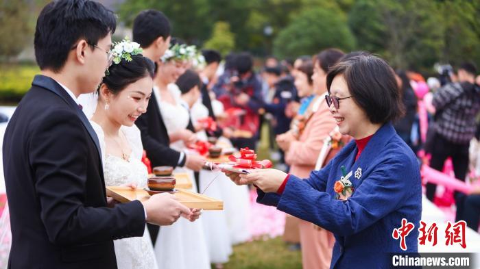 "简婚而不减爱 " 杭州花海见证"90后"集体婚礼_阿根廷_新闻_华人头条