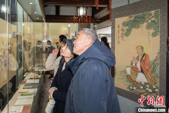全国各地“扬派装裱师”聚首瘦西湖 展扬派装裱绝技“修旧如旧”_全球_新闻_华人头条