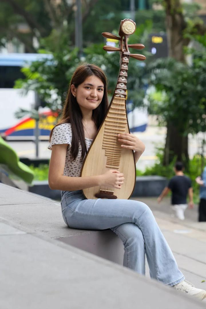 这名绍兴出生的20岁新加坡华印混血,不但是琵琶才女,还ib成绩优秀!