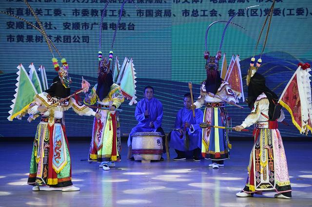 表演古老戏的年轻人_瑞士_新闻_华人头条