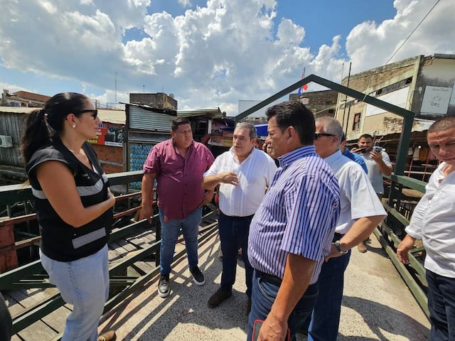 El recorrido incluyó una visita al puente que une la ciudad de Nanawa con el acceso a Clorinda (Argentina). Foto: Gentileza