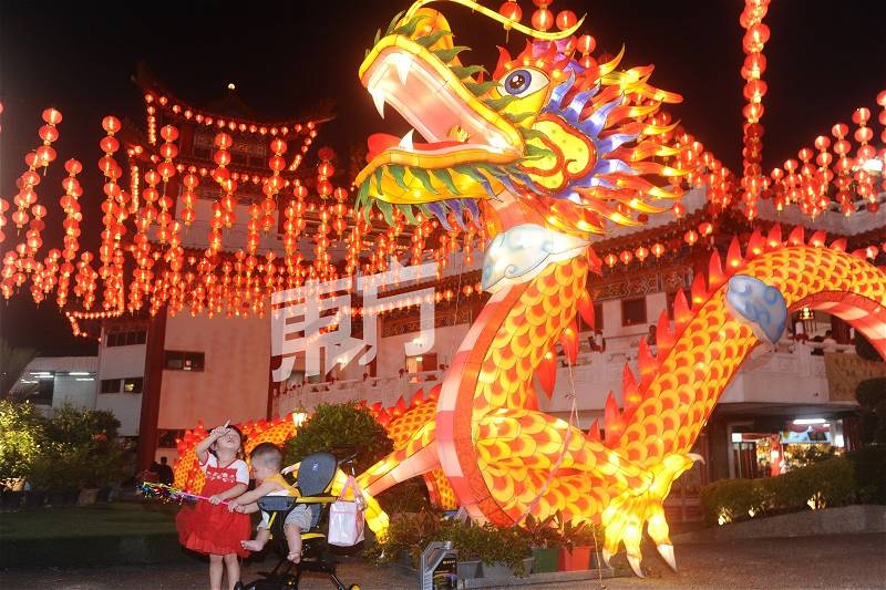 龙型彩灯及红灯笼高挂 照耀天后宫迎新年_埃及_新闻_华人头条