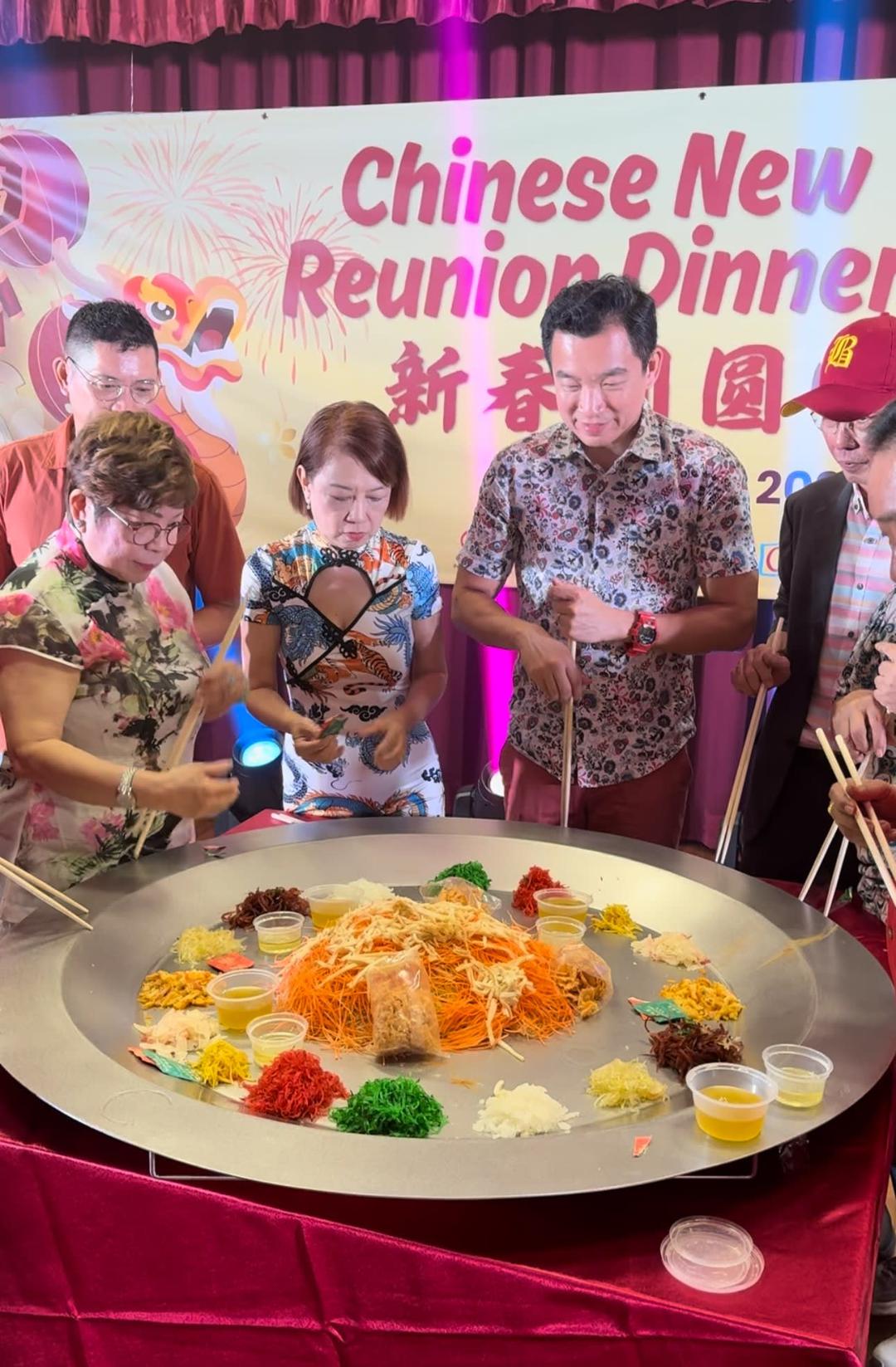 1.1米鱼生盘迎新年 女皇镇居民捞个“龙年富贵“!_新加坡_新闻_华人头条