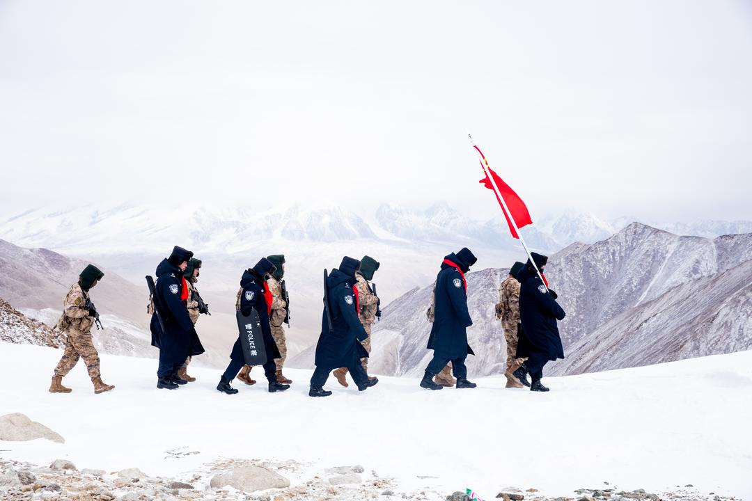  新疆喀什：海拔5300米 军警联合踏雪巡边迎新年