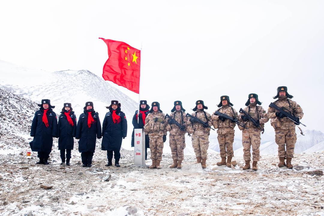  新疆喀什：海拔5300米 军警联合踏雪巡边迎新年