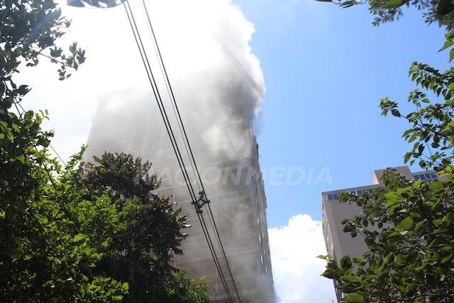 El incendio en el edificio en construcción se reportó cerca del mediodía de ayer lunes.FOTO: GUSTAVO GALEANO