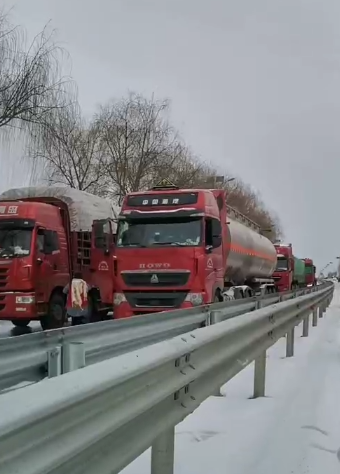 堵在冰雪路上,货车司机迎来一群沂水热心人