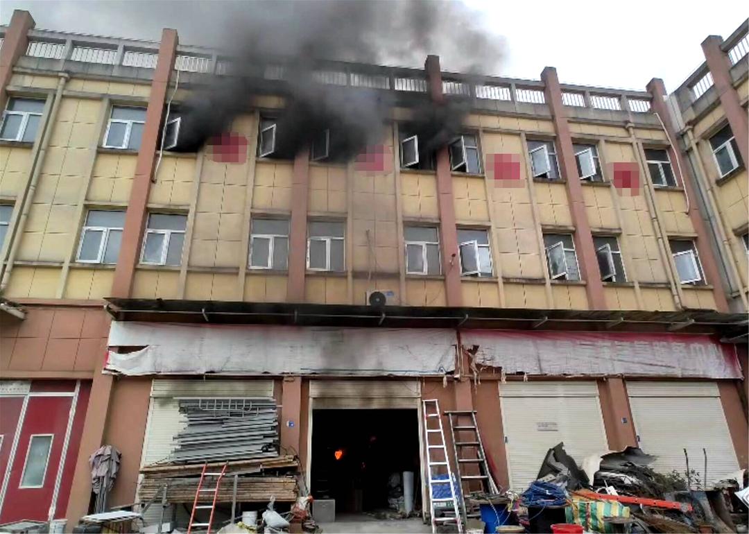 一楼店铺着火，保康民警秒变消防员紧急灭火！ 迪拜 新闻 华人头条