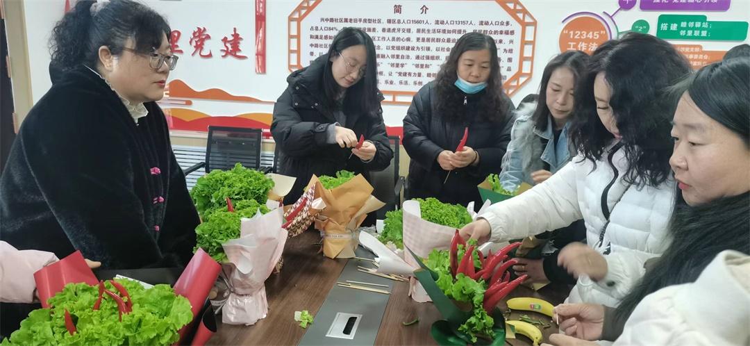 榆阳区驼峰路街道兴中路社区：定格她魅力 绽放新时代