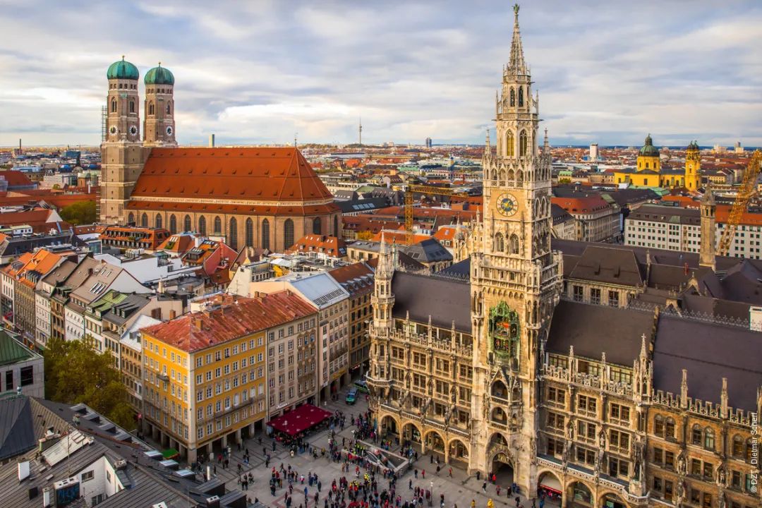 这里有大名鼎鼎的拜仁慕尼黑和慕尼黑1860足球俱乐部,现代化的安联