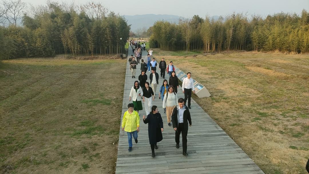 良渚古城遗址公园迎海外华文媒体代表:共筑中外文化交流桥梁,展现中华文明魅力_南非_新闻_华人头条